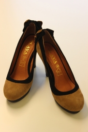 Camel/zwarte pumps