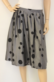 Grijs gestipt zijden rokje