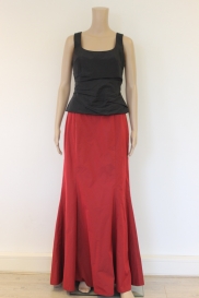 Zwarte top en rode rok