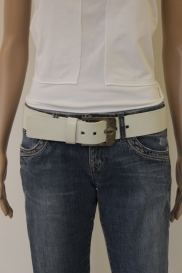 Witte leren riem